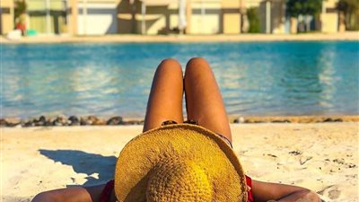 ناهد السباعي تتحدى الشتاء بإطلالة جريئة.. والجمهور: “يا بختك يا بحر” (صور)