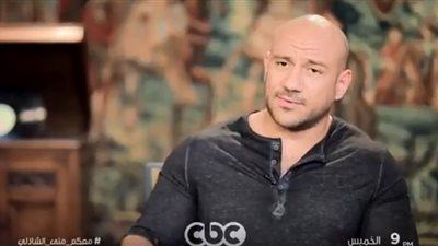 شاهد.. أحمد مكي يغني “حزلقوم” على المسرح (فيديو)