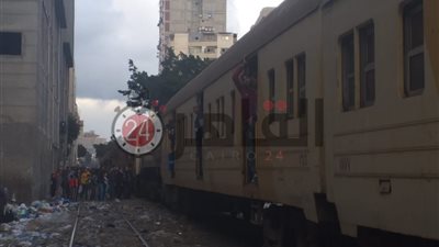 عطل مفاجئ بقطار أبو قير في الإسكندرية واحتجاز المئات في العربات (صور)