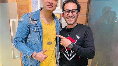 حسن شاكوش يعلق على زيارته للنجم أحمد حلمي: “تشرفت بقعدتي معاك” (صورة وفيديو)