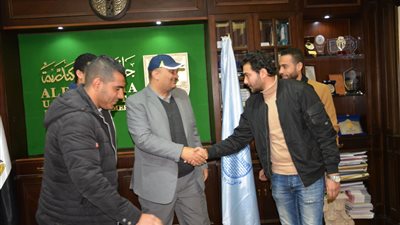 وفد اتحاد طلاب “تجارة الإسكندرية” يُكرم الدكتور محمود رجب المُعتدى عليه ويقدم له الورود (صور)