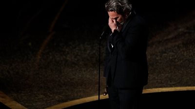 خواكين فينيكس يحبس دموعه ويُلقى كلمة مؤثرة بعد الفوز بجائزة أفضل ممثل أوسكار 2020 (فيديو)