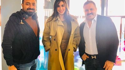 إدوارد بصحبة ياسمين صبري فى كواليس تصوير مسلسل “فرصة ثانية” (صورة)