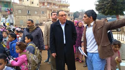 مدرسة ضحية الساندوتش تقيم الطابور في الشارع بالتزامن مع زيارة المحافظ (صور)