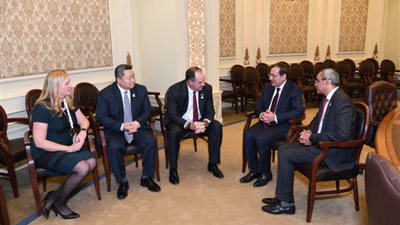 وزير البترول يبحث خطط “أباتشي” لزيادة إنتاج حقولها بالصحراء الغربية