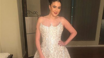 غادة عبد الرازق بفستان زفاف.. والجمهور: “استحي يا تيتة” (صور)