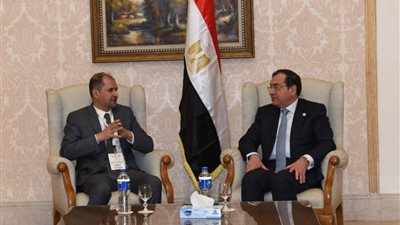 الملا يستقبل رئيس شركة “أكسون موبيل” لبحث التعاون في مجال البترول