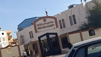 وصول السائح البريطاني المتهم بالتحرش بأمين شرطة بمطار الغردقة لعرضه على قاضي المعارضات