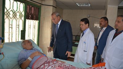 تركوا المرضى يتألمون.. محافظ القليوبية يحيل 20 طبيبًا للتحقيق بمستشفى كفر شكر (تفاصيل)