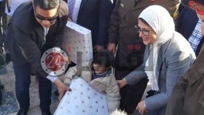 وزيرة الصحة تكرم أسرة مصرية-صينية نجت من كورونا بفضل قرار الإجلاء (صور)