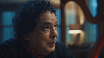 محمد منير: أغاني الأيام دي فارغة من جوا.. ومصر تشهد إفلاسًا فنيًا (فيديو)