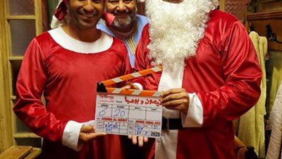 أحمد فهمي وأكرم حسني يرتديان ملابس بابا نويل في كواليس “تيمون وبومبا” (صورة)