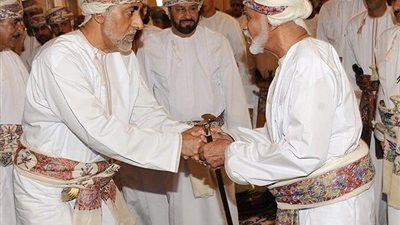 سلطان عمان الجديد يزيل كلمات خاصة بالراحل “قابوس” من النشيد الوطني