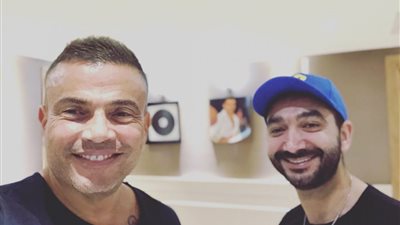 نادر حمدي يمازح عمرو دياب بـ”بيبسي الهضبة” من داخل الاستوديو (صورة)