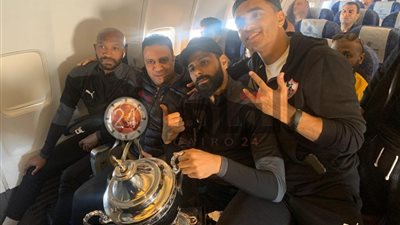 شاهد .. أول صور لاحتفال لاعبي الزمالك بكأس السوبر من داخل الطائرة