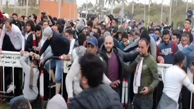 جماهير الزمالك تقتحم الحاجز الأمني بمطار القاهرة قبل وصول بعثة الفريق (فيديو)