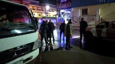 بسبب الأمطار.. فصل التيار الكهربائي عن جميع أعمدة إنارة شوارع البحيرة (صور)