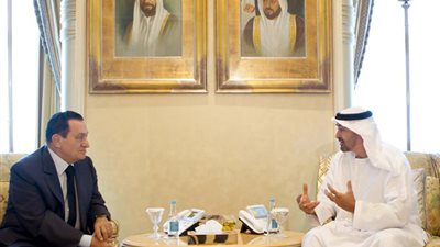 “الإمارات” تنكس الأعلام ليوم واحد حدادًا على وفاة الرئيس الأسبق حسني مبارك