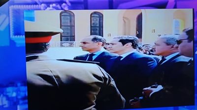 شاهد صدمة علاء وجمال مبارك أثناء تشييع جثمان الرئيس الأسبق من مسجد المشير (صور)