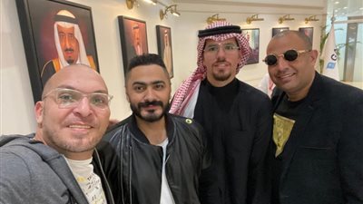 وصول تامر حسني لإحياء حفل عالمي بمشاركة الأمريكي إيكون في جدة (صور)