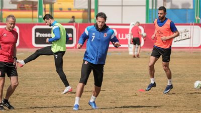 رمضان صبحي يتدرب منفردًا على هامش مران الأهلي في التتش (صور)