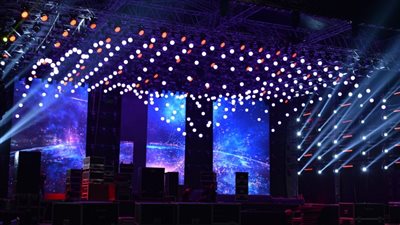 استعدادات ضخمة لحفلة عمرو دياب بمركز المنارة (صور)