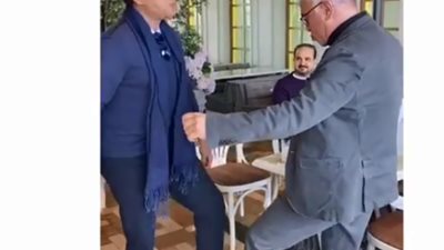 هكذا يصافح راغب علامة أصدقاءه بعد انتشار فيروس كورونا (فيديو)