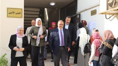 نائب رئيس جامعة عين شمس يتفقد لجنة انتخابات اتحاد طالبات كلية البنات