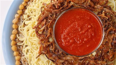 طريقة عمل الكشري المصري مثل المحلات.. بالصلصة والدقة وزيت الشطة | فيديو