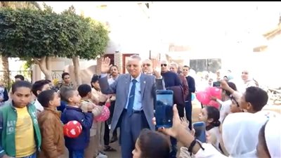 وفاء ومحبة.. تلاميذ مدرسة ابتدائية ينظمون ممرًا شرفيًا لمديرهم لبلوغه سن المعاش ببني سويف| فيديو 
