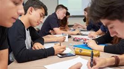 فتوى قضائية تؤيد منع تحويل طالب ثانوي من مدرسة أمريكية لأخرى رسمية لغات