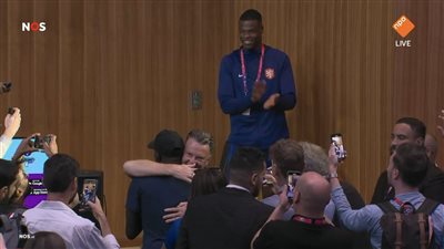 هحضنك بعد المؤتمر.. مدرب هولندا يفاجئ صحفيًا قبل مواجهة الإكوادور │ فيديو