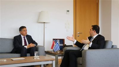 سفير مصر بأثينا يبحث مع وزير الهجرة اليوناني تقنين العمالة المصرية بالمجال الزراعي