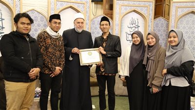 وفد إندونيسي برئاسة محافظ جاوا الشرقية يزور البيت المحمدي 