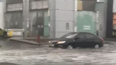 المياه تغرق الشوارع.. سيول قوية تضرب مدينة جدة بالسعودية │فيديو