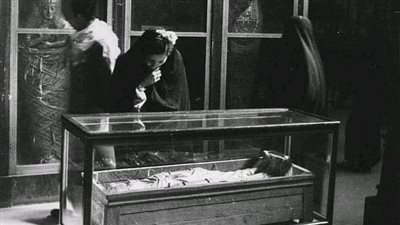 صورة نادرة من القرن العشرين لمومياوات المتحف المصري بالتحرير 