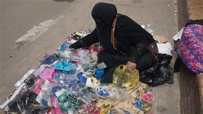 الحاجة بدرية.. رحلة كفاح من التعب على الأرصفة بحثًا عن لقمة عيش بالحلال بسوهاج | صور 