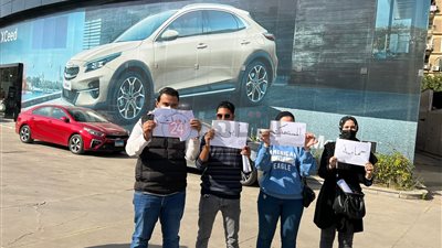 عايزين عربياتنا.. حاجزو كيا إكسيد ينظمون وقفة احتجاجية أمام فرع الوكيل بـ روكسي بسبب تأخر الاستلام