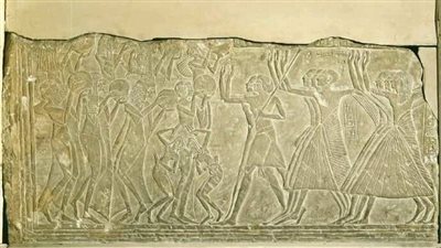 عليه راقصات.. المتحف المصري بالتحرير يعلن عرض نقش من الحجر الجيري