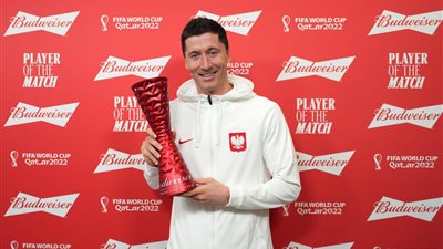 روبرت ليفاندوفسكي يفوز بجائزة رجل مباراة بولندا ضد السعودية في كأس العالم