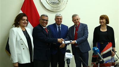 اعتماد طب الفم والأسنان بجامعة مصر للعلوم والتكنولوجيا من الكلية الملكية للجراحين بإدنبرة