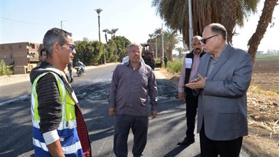 محافظ أسيوط يتفقد أعمال استكمال رصف طريق سوهاج الزراعي ويشدد على مراعاة معايير الجودة