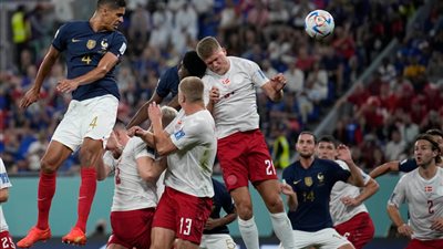 نتيجة الشوط الأول من مباراة فرنسا والدنمارك في كأس العالم.. تعادل سلبي بين الديوك والفايكنج