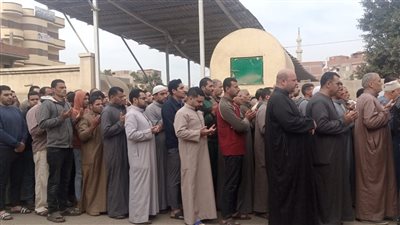 شهيد لقمة العيش.. تشييع جثمان شاب صدمته سيارة بالمحلة