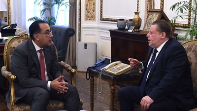 رئيس الوزراء يتابع مع محافظ البنك المركزي إتاحة السلع الأساسية والاطمئنان على المخزون