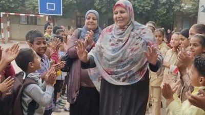 بالدموع.. ممر شرفي لمعلمة احتفالا ببلوغها سن المعاش بقنا | صور