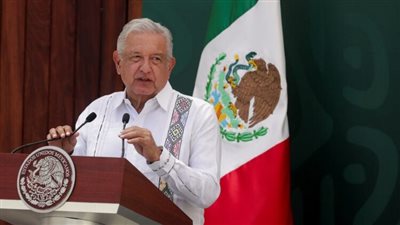 رئيس المكسيك يقود مسيرة احتفالا بمرور 4 سنوات على رئاسته البلاد