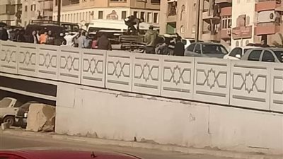 إصابة 7 أشخاص إثر انقلاب ميكروباص أعلى كوبري العشرين بمدينة السلام | صور 