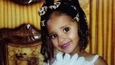 مستحملش فراقها.. وفاة جد الطفلة مي أبو القاسم ضحية القتل على يد قريبها بقنا | بث مباشر