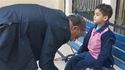 إشادة لـ وكيل مديرية التربية والتعليم بالمنوفية بعد انتشار صورة ربطه حذاء طفل في الطابور